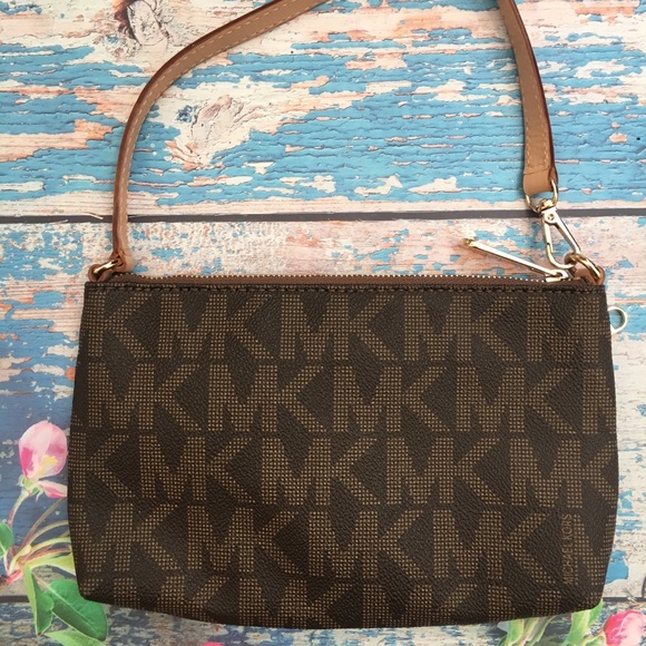 🌼 SALE! Michael Kors Mini Bag/ Wristlet! - Picture 3 of 5